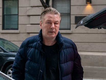 Alec Baldwin sale de su apartamento en Nueva York, en enero de 2023.