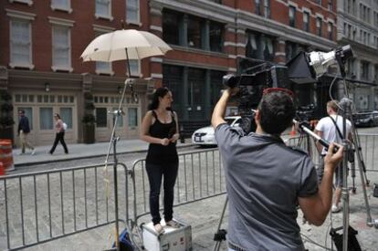 Varios periodistas hacen guardia delante del edificio en el que se encuentra, bajo arresto domiciliario, el ex director gerente del FMI, a la espera de que hoy acuda a declarar ante el tribunal que le juzga por agresión sexual.