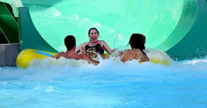Un grupo de personas se divierte en la atracción de Aquaman en el Parque Warner Beach, al sur de Madrid, a mediados de julio de 2022. Es uno de los 13  toboganes que, sumados a piscinas, playas y ríos, visita el público para refrescarse en verano.