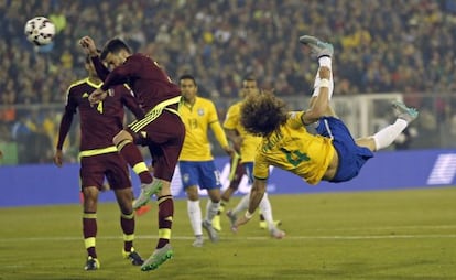 David Luiz remata contra Veneçuela.