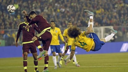 David Luiz arremata contra a Venezuela.