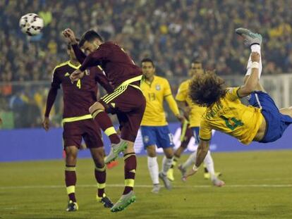 David Luiz arremata contra a Venezuela.