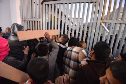 Los familiares de los reos han conseguido entrar en el recinto después de enfrentarse con las fuerzas de seguridad. En la imagen, uno de los momentos de conflicto en la entrada del penal.