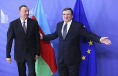 El presidente de la Comisión Europea, José Manuel Durao Barroso (dcha), da la bienvenida al presidente azerbaiyano, Ilham Aliyev (izq), antes de la reunión mantenida en la sede de la Comisión Europea en Bruselas (Bélgica) hoy, viernes 21 de junio de 2013.