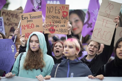 Jóvenes participaban en la protesta convocada por la Asamblea Feminista Unitaria de Sevilla, este viernes.