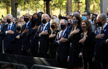 De izquierda a derecha, Bill y Hillary Clinton, Barack y Michelle Obama, Joe y Jill Biden, Michael Bloomberg y Diana Taylor, Nancy Pelosi y Charles Schumer, durante el acto para rendir homenaje a las víctimas del 11-S.