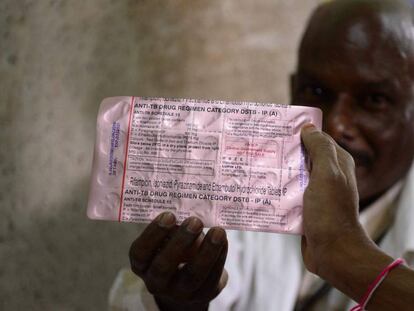 Un médico examina un paquete de pastillas para tratar la tuberculosis en el hospital general de Osmania, en Hyderabad (India), el pasado 30 de octubre. La tuberculosis mató a un millón y medio de personas el año pasado y es la enfermedad infecciosa más mortal. 