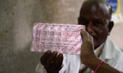 Un médico examina un paquete de pastillas para tratar la tuberculosis en el hospital general de Osmania, en Hyderabad (India), el pasado 30 de octubre. La tuberculosis mató a un millón y medio de personas el año pasado y es la enfermedad infecciosa más mortal.
