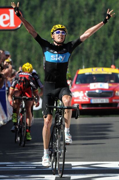 Chris Froome celebra la victoria en la línea de meta.