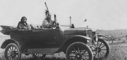 Una familia osage, en su automóvil, en los años veinte.