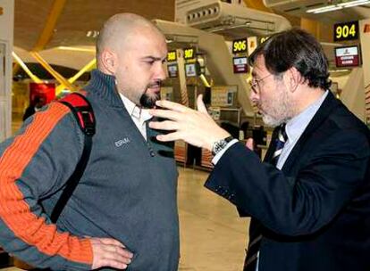 Manolo Martínez charla con el secretario de Estado para el Deporte, Jaime Lissavetzsky, en el aeropuerto de Barajas antes de viajar a Birmingham.