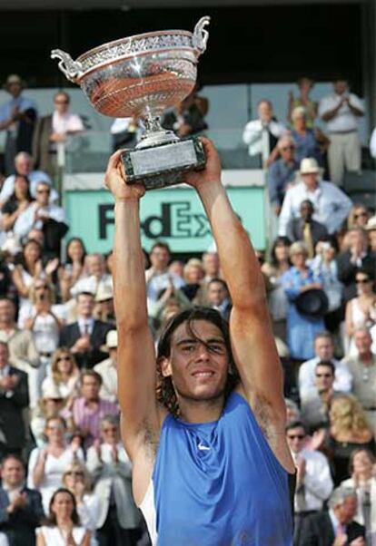 Nadal posa con el trofeo de los Mosqueteros, como bicampeón de Rolad Garros.