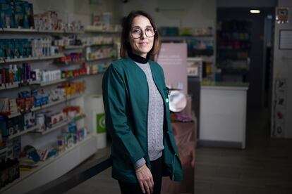 Dafne Sicilia en su farmacia en el barrio L'Eixample en Barcelona.