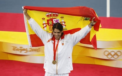 Nadal posa con la medalla de oro de Pekín 2008.