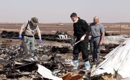 Investigadores rusos en el lugar donde el avión se estrelló.