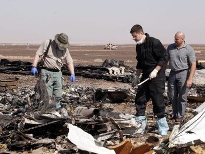 Investigadores rusos en el lugar donde el avión se estrelló.