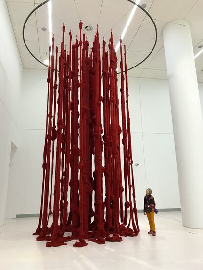 'Quipu Womb (The Story of the Red Thread, Athens)' (2017), instalación de Cecilia Vicuña, expuesta en la última Documenta 14.