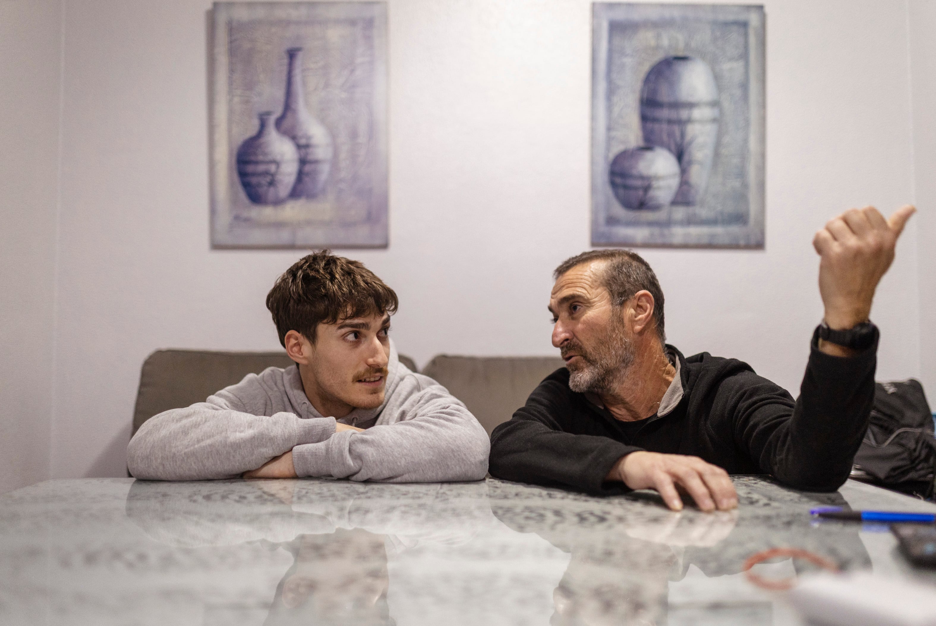 Víctor, su padre y otro pasajero salvaron solos durante una hora a varios heridos del vagón 1 del Alvia volcado