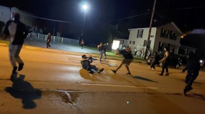 Un hombre recibe un disparo en el brazo durante una protesta antirracistas, en Kenosha (Estados Unidos).