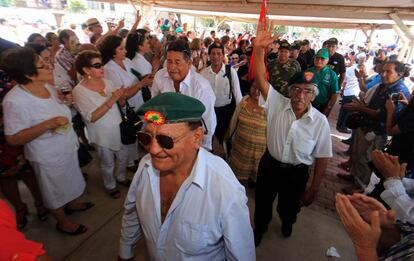  Un centenar de exsoldados participan junto al general boliviano en retiro Gary Prado (fuera de cuadro) en la inauguración de un mural en Santa Cruz (Bolivia), dedicado a sus caídos en los enfrentamientos de 1967, durante el evento los exsoldados desfilaron para escenificar su orgullo por la victoria sobre el revolucionario.  