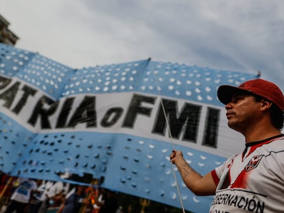Manifestantes protestan contra los acuerdos que se realizan con el FMI, en Buenos Aires (Argentina), en una imagen de archivo.