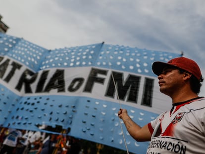 Manifestantes protestan frente al Congreso de Buenos Aires contra el acuerdo alcanzado con FMI, este 17 de marzo de 2022.