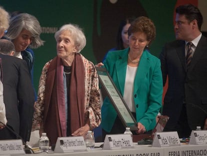 Ida Vitale, en el centro, al recibir el premio de la Feria Internacional del Libro de Guadalajara.