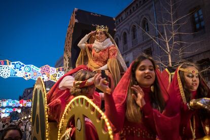 La cantante Marina Heredia de Reina Maga durante la cabalgata de Granada. 