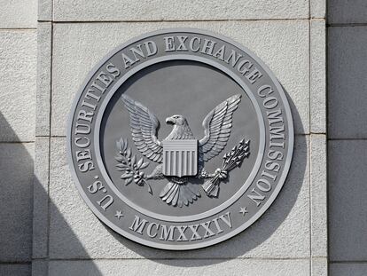 El escudo de la Comisión de Valores y Bolsa (la SEC), en su sede, en Washington.