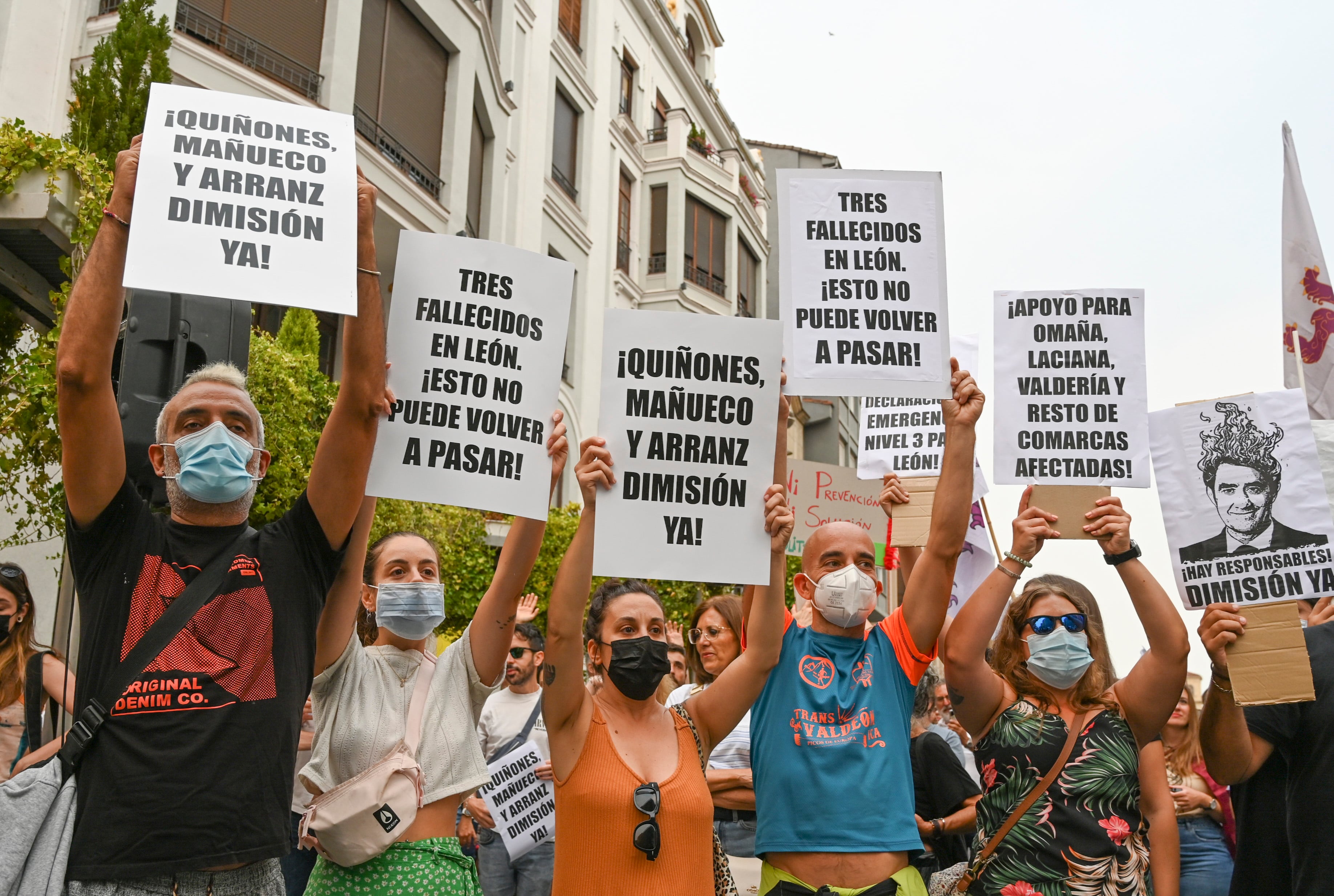 Cientos de personas protestan en León contra la gestión forestal de Mañueco y exigen su dimisión: “El humo no tapa vuestra incompetencia”