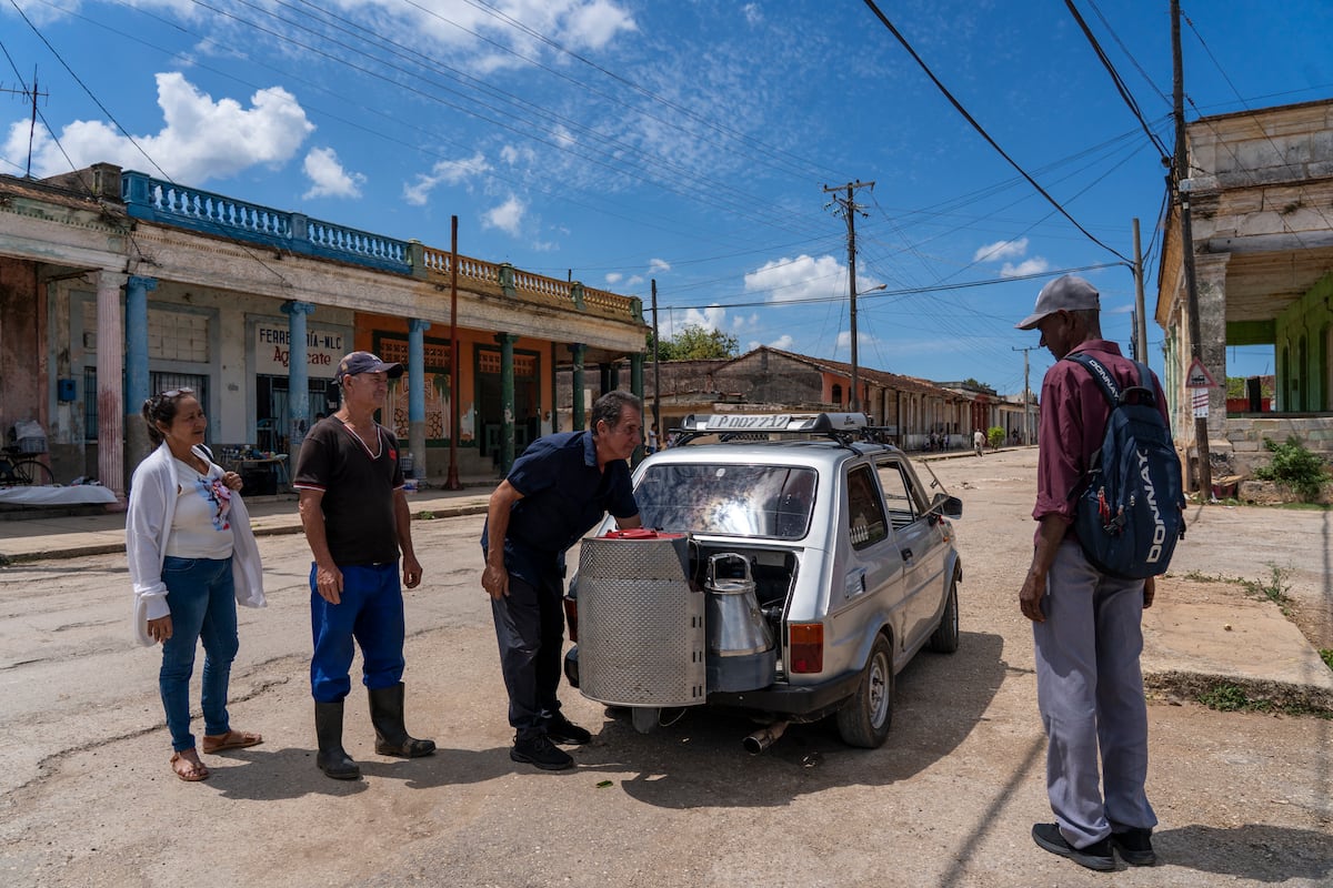Wizards against shortages in Cuba: coal-powered cars and rainwater bathrooms