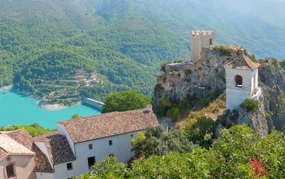 La torre vigía y el campanario de la iglesia de la Asunción en El Castell de Guadalest (Alicante).