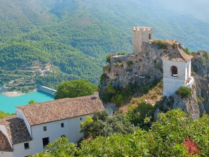 La torre vigía y el campanario de la iglesia de la Asunción en El Castell de Guadalest (Alicante).