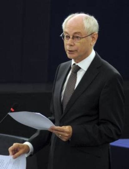 El presidente del Consejo Europeo, Herman Van Rompuy, da un discurso para informar sobre las decisiones tomadas en la última cumbre de líderes europeos, hoy durante la sesión plenaria del Parlamento Europeo en Estrasburgo (Francia).