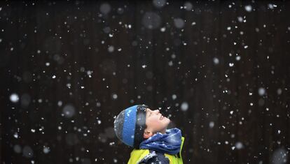 Un niño disfruta de los copos de nieve en Kleinmachnow en el estado de Brandemburgo (Alemania).