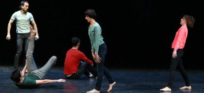 Los bailarines ensayan una escena de la obra de danza contemporánea Komunikazio-inkomunikazioa, en el Teatro Arriaga.