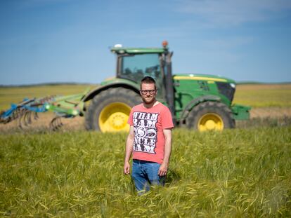 El agricultor Tomás Isabel posa frente a su tractor en Villacid de Campos, el pasado martes.