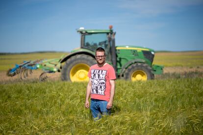 El agricultor Tomás Isabel posa frente a su tractor en Villacid de Campos, el pasado martes.