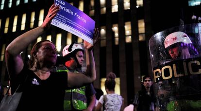 Mulher exibe placa em homenagem a Marielle Franco nesta quinta-feira em São Paulo.