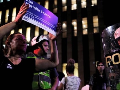 Mulher exibe placa em homenagem a Marielle Franco nesta quinta-feira em São Paulo.