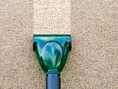 Limpia tapicerías sobre fondo blanco