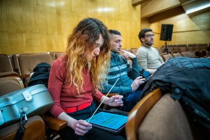 Marta Fernández sigue la partitura durante la clase práctica junto a otros compañeros de dirección.