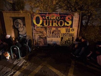 Inmigrantes duermen en la calle el pasado martes, diez horas antes de que abriera sus puertas la comisaría de Aluche.