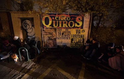 Inmigrantes duermen en la calle el pasado martes, diez horas antes de que abriera sus puertas la comisaría de Aluche.