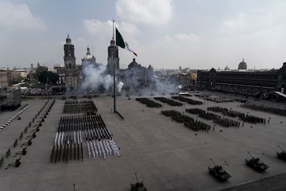 Más de mil cadetes dispararon una salva de fusilería en honor al bicentenario del Heroico Colegio Militar Mexicano.