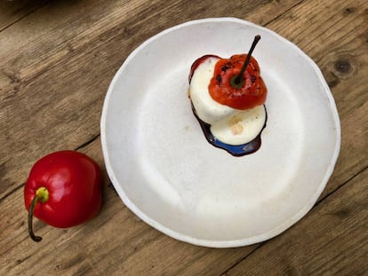 ROCOTO RELLENO DE CARRILLERA DE VACA GUISADA AL ESTILO HUATIA SULCANA, CHINCHO, HUACATAY, MENTA, CERVEZA, SOFRITO DE AJÍ PANCA / CAPEL