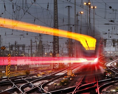 Un tren abandona la estación de tren de Frankfurt.