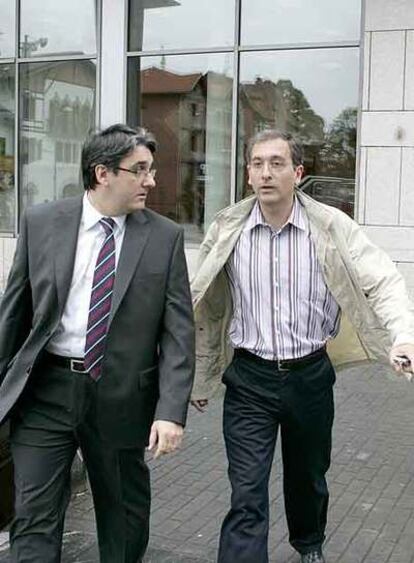 José María Bravo (derecha) y su abogado, al llegar al juzgado.