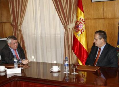El ministro de Trabajo e Inmigración, Celestino Corbacho (dcha.), y el presidente de la Federación Española de Municipios y Provincias (FEMP), Pedro Castro, en la reunión que han mantenido hoy en Madrid.