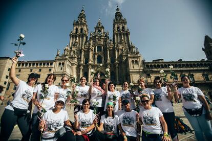 Las 14 madres y algunas acompañantes más que han peregrinado hasta Santiago para pedir más investigación por el cáncer infantil, en la plaza del Obradoiro, el 7 de octubre de 2022.